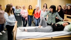 Pflegekräfte sind gefragt: Derzeit absolvieren 24 aus der Ukraine Vertriebene 18 Wochen lang ...