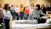 Pflegekräfte sind gefragt: Derzeit absolvieren 24 aus der Ukraine Vertriebene 18 Wochen lang ...