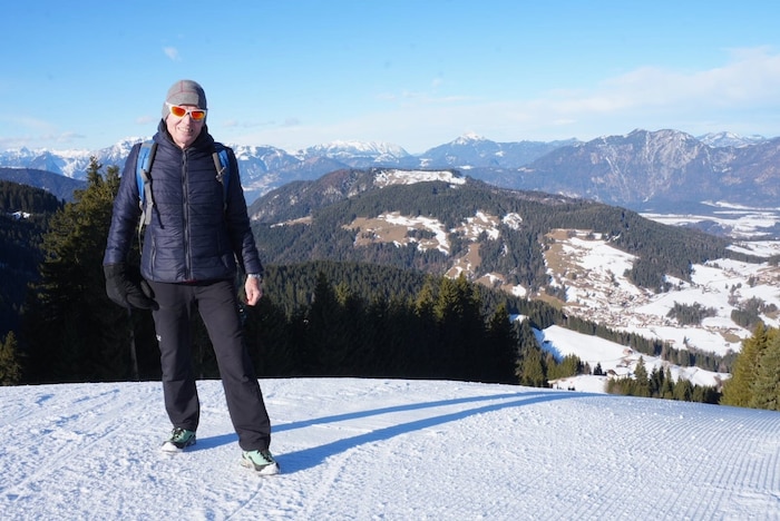 Blick hinab in die Wildschönau und unter anderem ins Rofan mit dem Guffert (hinten in der ...