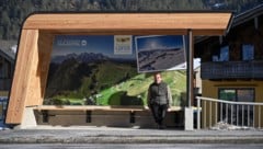 Bürgermeister Michael Lackner (ÖVP) wartet schon bei der neuen Haltestelle