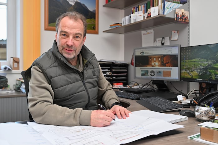 Ortschef Michael Lackner beim „Krone“-Besuch in seinem Büro.