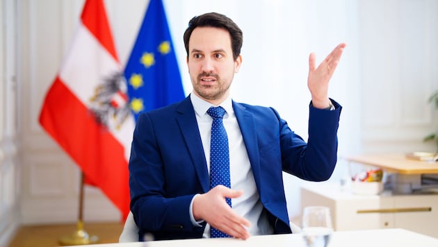 Wiederkehr kündigte Verbesserungen für die Schulen an, auf die man in den Lehrerzimmern auch zur ...