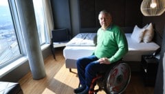 Bernold Dörrer in einem barrierefreien Hotelzimmer.