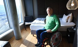 Bernold Dörrer in einem barrierefreien Hotelzimmer.