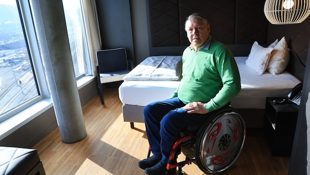 Bernold Dörrer in einem barrierefreien Hotelzimmer.