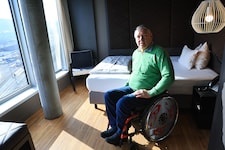 Bernold Dörrer in einem barrierefreien Hotelzimmer.