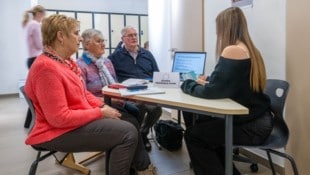 Im Stationsbetrieb nahmen sich die Schüler viel Zeit, um den Senioren die Gefahren zu schildern ...