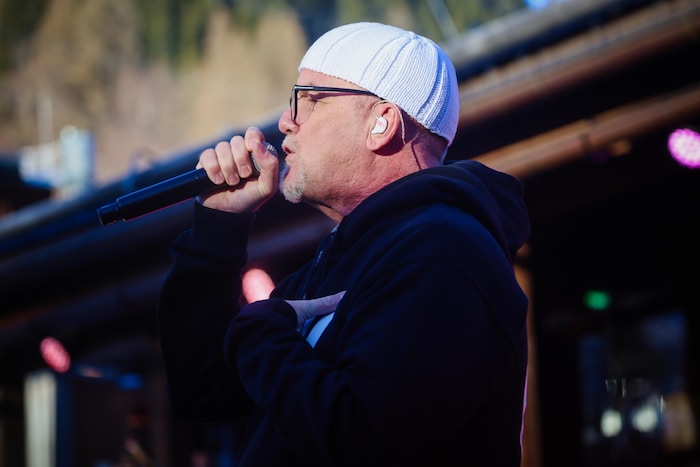 DJ Ötzi sang im Kreise der Ballermann-Stars auch seine Hits.