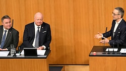 Kanzler Stocker reichte mit der Idee zur Wehrpflichtbefragung den kleinen Finger, Vizekanzler ...