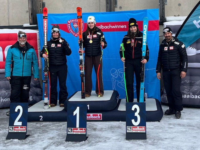 Den Sieg in der U21-Klasse holte sich Elena Riederer (M.) vor Eva Schachner (li.) und Emma Amann ...