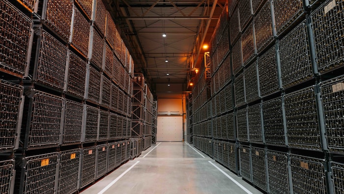 Sollten die 1200 Flaschen in Cortina zu wenig sein – im Werk sind noch vier Millionen Stück auf ...