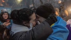 Ein freigelassener ukrainischer Kriegsgefangener mit seiner Ehefrau