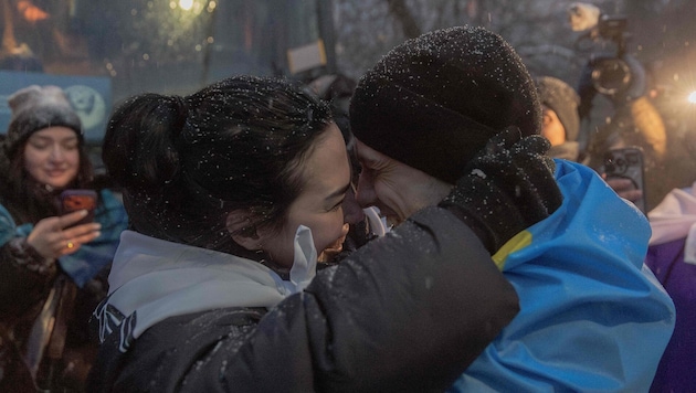 Ein freigelassener ukrainischer Kriegsgefangener mit seiner Ehefrau