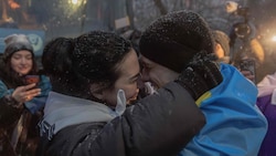 Ein freigelassener ukrainischer Kriegsgefangener mit seiner Ehefrau