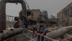 Mitarbeiter reparieren Teile des durch russische Luftangriffe beschädigten Heizkraftwerks ...