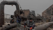 Mitarbeiter reparieren Teile des durch russische Luftangriffe beschädigten Heizkraftwerks ...