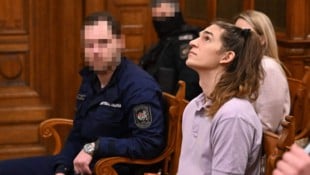 Maja T. (rechts) ist am Mittwoch in Budapest zu acht Jahren Haft verurteilt worden. Das hat ...