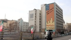 „Nieder mit den USA“, ist in Teheran plakatiert, im Schatten der Kriegsgefahr geht das Regime ...