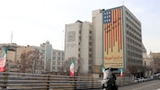 „Nieder mit den USA“, ist in Teheran plakatiert, im Schatten der Kriegsgefahr geht das Regime ...