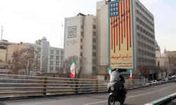 „Nieder mit den USA“, ist in Teheran plakatiert, im Schatten der Kriegsgefahr geht das Regime ...