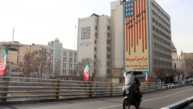 „Nieder mit den USA“, steht auf einem Propagandaplakat in Teheran.