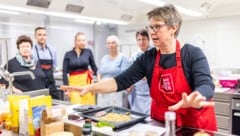 Seminarbäuerin Manuela erklärte alle Koch-Schritte und beantwortete die Fragen der 14 ...