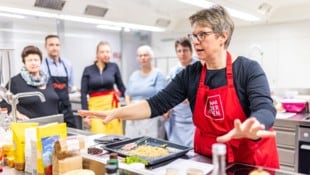 Seminarbäuerin Manuela erklärte alle Koch-Schritte und beantwortete die Fragen der 14 ...