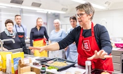 Seminarbäuerin Manuela erklärte alle Koch-Schritte und beantwortete die Fragen der 14 ...