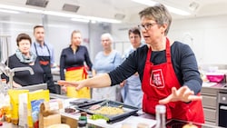 Seminarbäuerin Manuela erklärte alle Koch-Schritte und beantwortete die Fragen der 14 ...