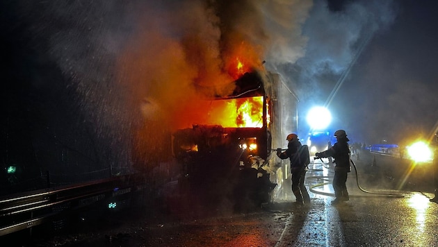 Der Lkw brannte vollständig aus.