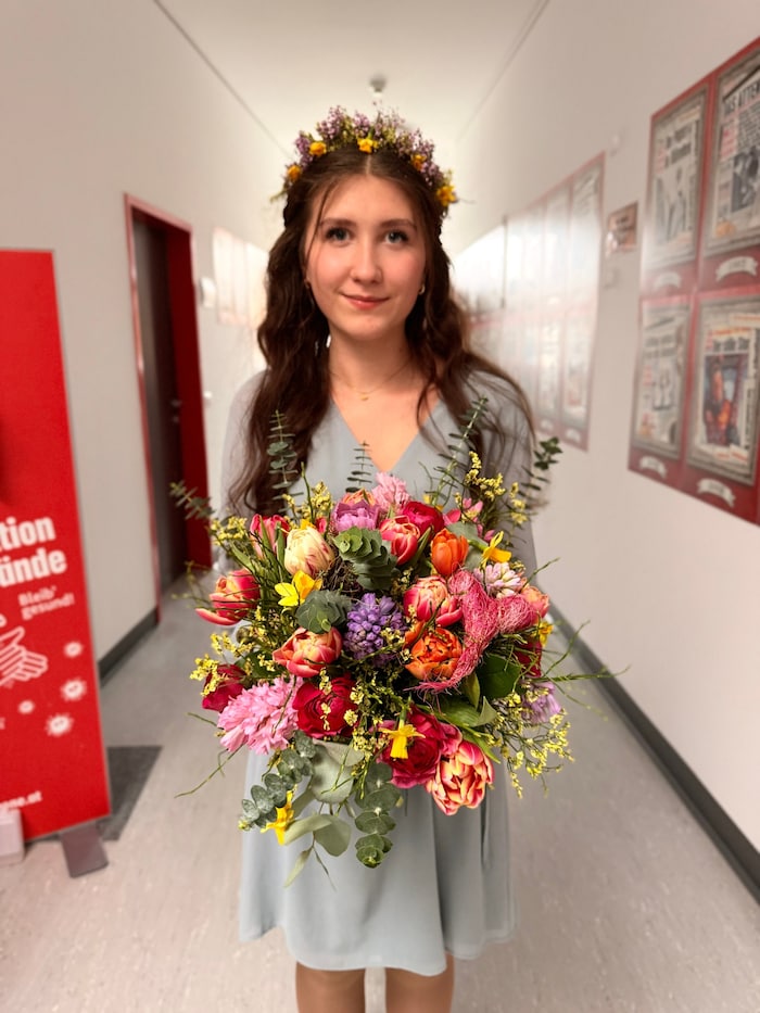 Valentina überbringt den bunten Blumengruß.