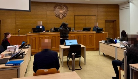 Die beiden Angeklagten müssen aus rechtlichen Gründen unkenntlich sein, die Laienrichter ...
