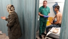 Bundeskanzler Christian Stocker will, dass es für Asylwerber nur noch eine medizinische ...