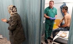 Bundeskanzler Christian Stocker will, dass es für Asylwerber nur noch eine medizinische ...
