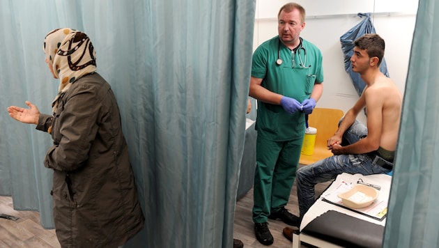 Bundeskanzler Christian Stocker will, dass es für Asylwerber nur noch eine medizinische ...