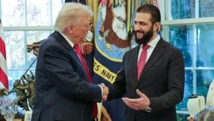 Steile Karriere vom Islamistenführer zum Partner der USA: Trump empfängt Syriens Scharaa. 