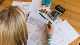 Überschuldet: Experten raten bei finanziellen Engpässen, möglichst früh eine Beratung in ...