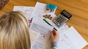 Überschuldet: Experten raten bei finanziellen Engpässen, möglichst früh eine Beratung in ...