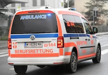 Die Frau wies massive Verletzungen auf, sie wurde in den Schockraum eines Spitals eingeliefert ...