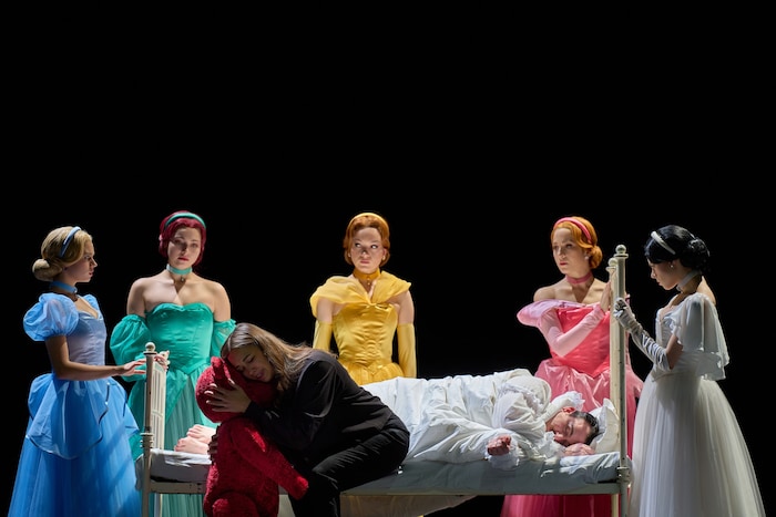 Tragische Liebe: „Luisa“ Nadine Sierra und „Rodolfo“ Freddie De Tommaso – mit Ensemble