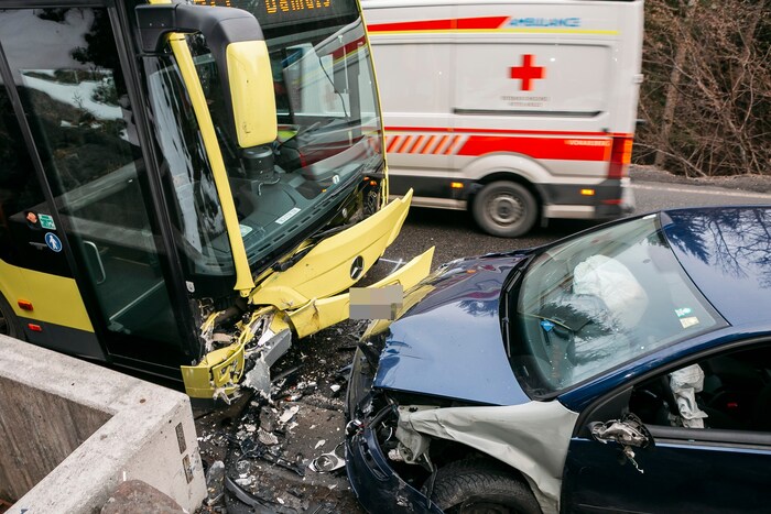 Der Sachschaden bei Bus und Pkw war enorm.