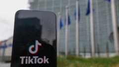 Die EU-Kommission hält fest, dass die Gestaltung von TikTok die Nutzer ständig mit neuen ...