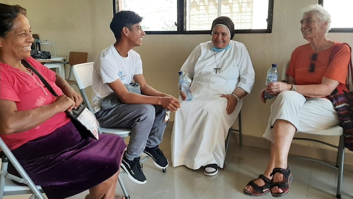 Im Gespräch mit einer Dominikaner-Schwester, einem Absolventen des mit steirischen Spenden ...