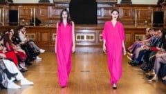 Maria Balder und  Lea-Rebecca Cretu auf dem Laufsteg.