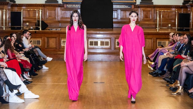 Maria Balder und Lea-Rebecca Cretu auf dem Laufsteg.