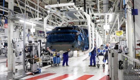 Stellantis verschenkt sogar Anteile an Batteriewerk – und will auch weiter Verbrenner bauen.