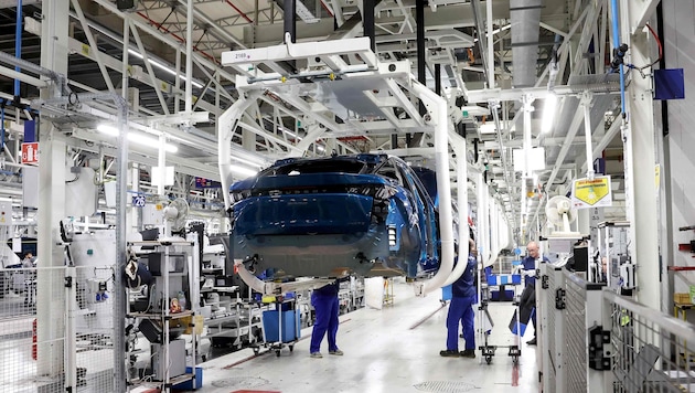 Stellantis verschenkt sogar Anteile an Batteriewerk – und will auch weiter Verbrenner bauen.