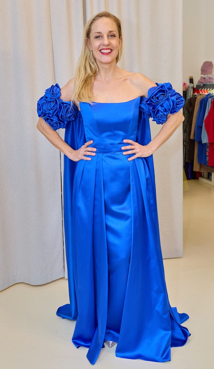 Lilian Klebow erscheint in einer kobaltblauen Robe von Dagmar Mikolics – eine Farbe, die bereits ...