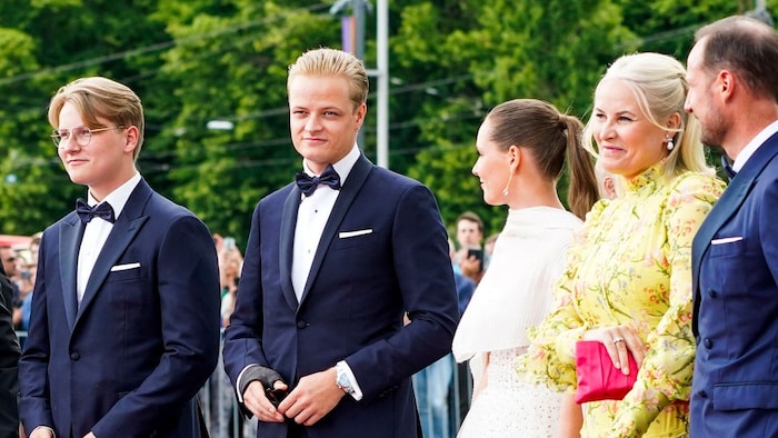 Marius mit seiner Familie – am Donnerstag spendeten ihm Mette-Marit und Haakon im Gefängnis ...