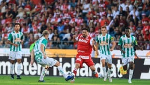 Jacob Italiano (Mi.) ist ein wichtiger Baustein im Spiel des GAK.